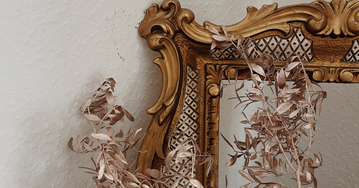 picture frame with flowers in it